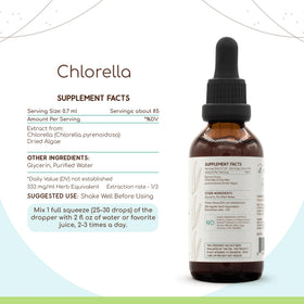 HerbEra Extrait Liquide de Chlorelle 148g en usage avec un verre d'eau