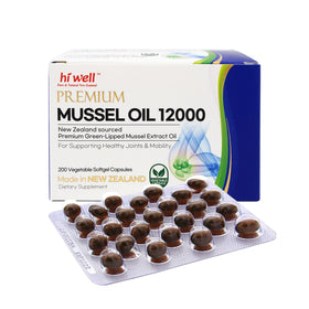 HI WELL Huile de Moules à Lèvres Vertes de Nouvelle-Zélande capsules dans une main