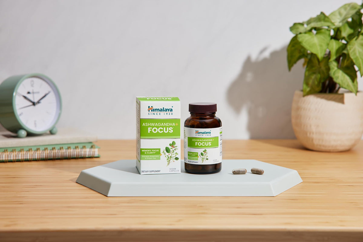 Himalaya Ashwagandha+ Focus 1690 mg sur un fond neutre