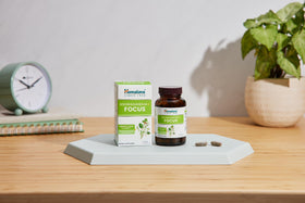 Himalaya Ashwagandha+ Focus 1690 mg sur un fond neutre