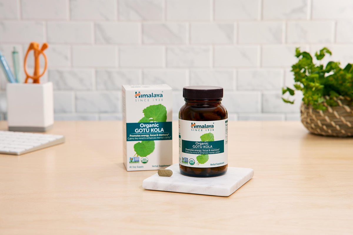 Himalaya Gotu Kola Capsules dans une main