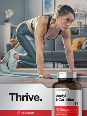 Horbäach Acétyl L-Carnitine 1500mg capsules dans la main