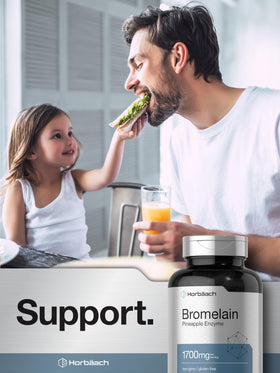 Horbäach Bromélaïne 1700 mg capsules à côté d'un ananas