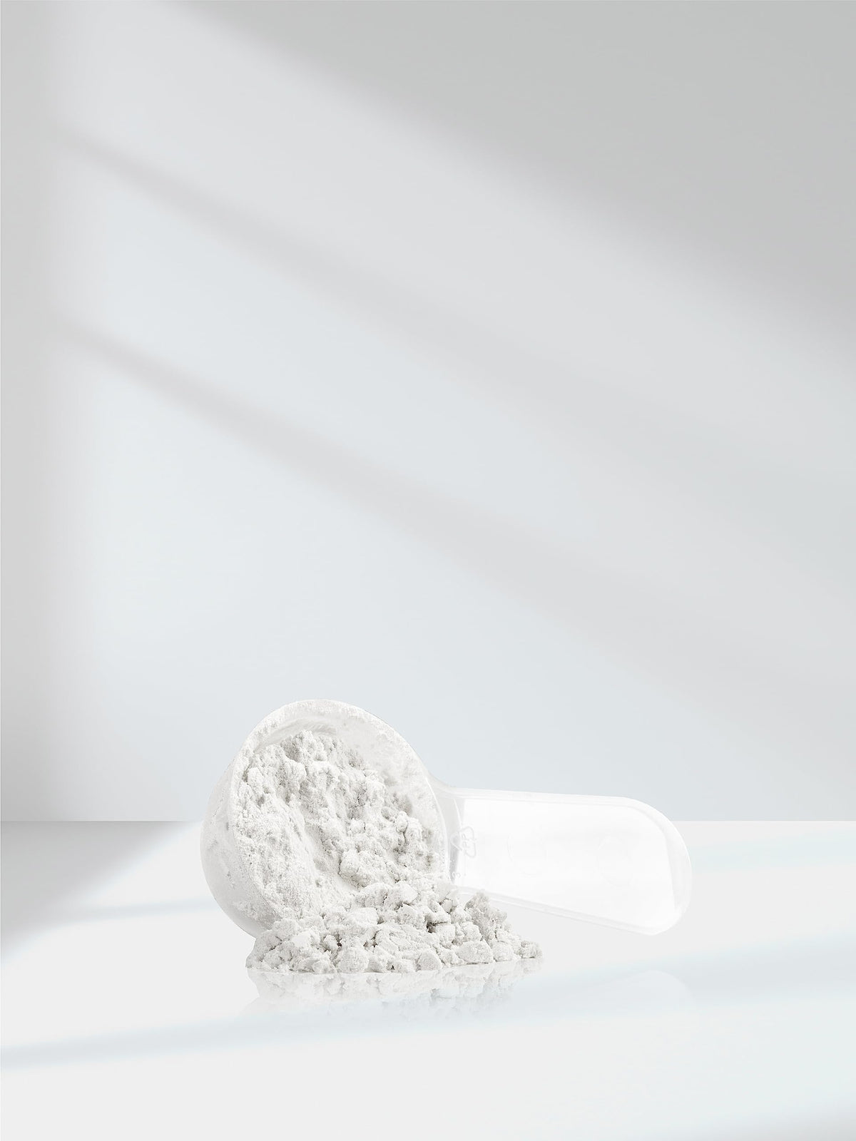 Horbäach Poudre de Créatine Monohydrate 621g sur un comptoir
