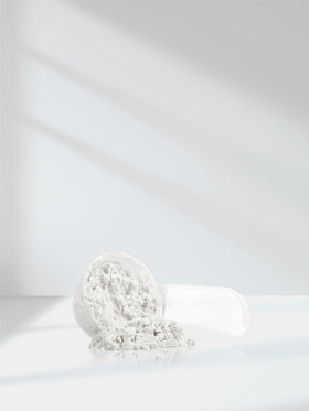 Horbäach Poudre de Créatine Monohydrate 621g sur un comptoir
