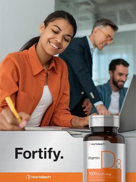 Horbäach Vitamine D3 gélules avec une main tenant la boîte