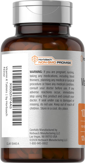 Horbäach Vitamine K1 comprimés sur une surface blanche