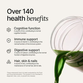 Huel Daily Greens poudre et un verre d'eau