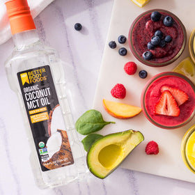 Huile de coco MCT dans un verre avec café