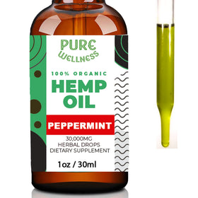 Huile de graines de chanvre Pure Wellness dans un environnement naturel