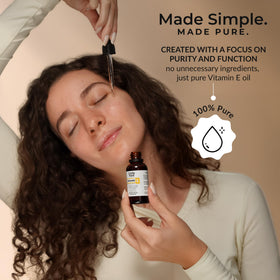 Huile de vitamine E Everyday Beauty sur une surface en bois