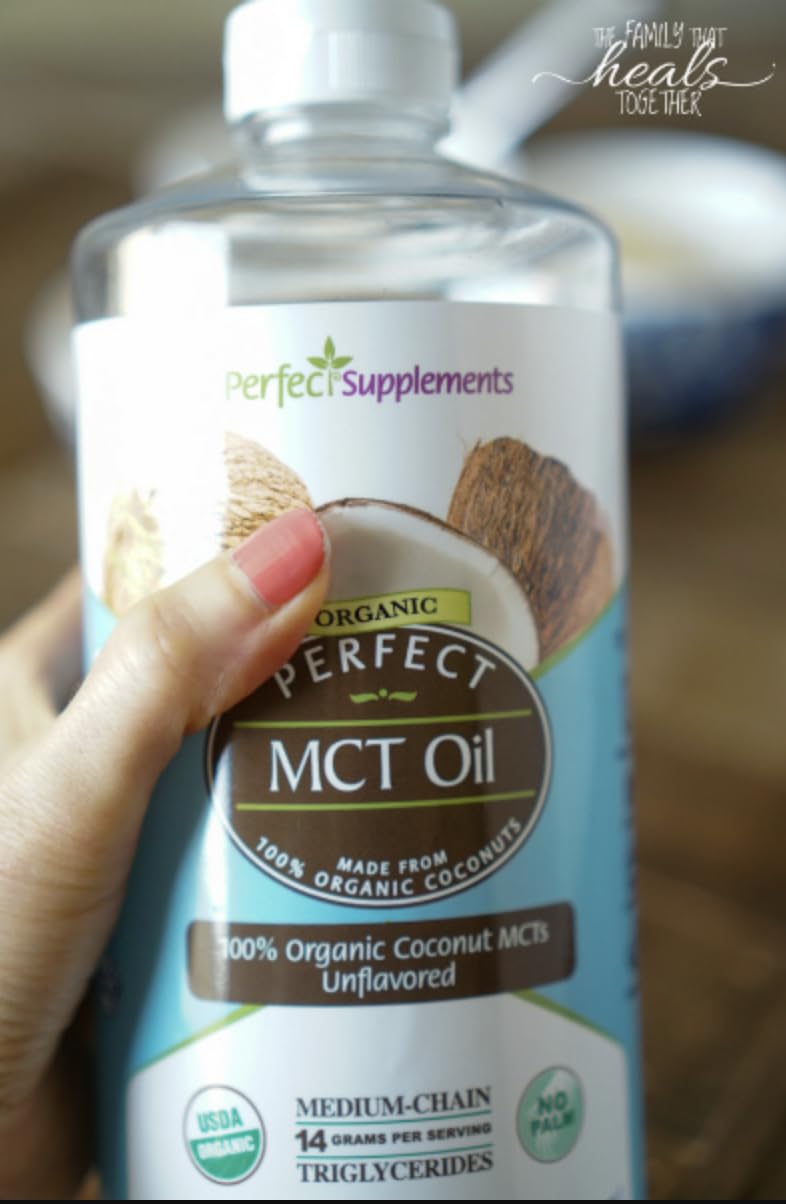 Huile MCT Perfect Supplements 30oz à côté de noix de coco