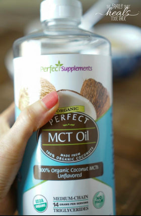 Huile MCT Perfect Supplements 30oz à côté de noix de coco