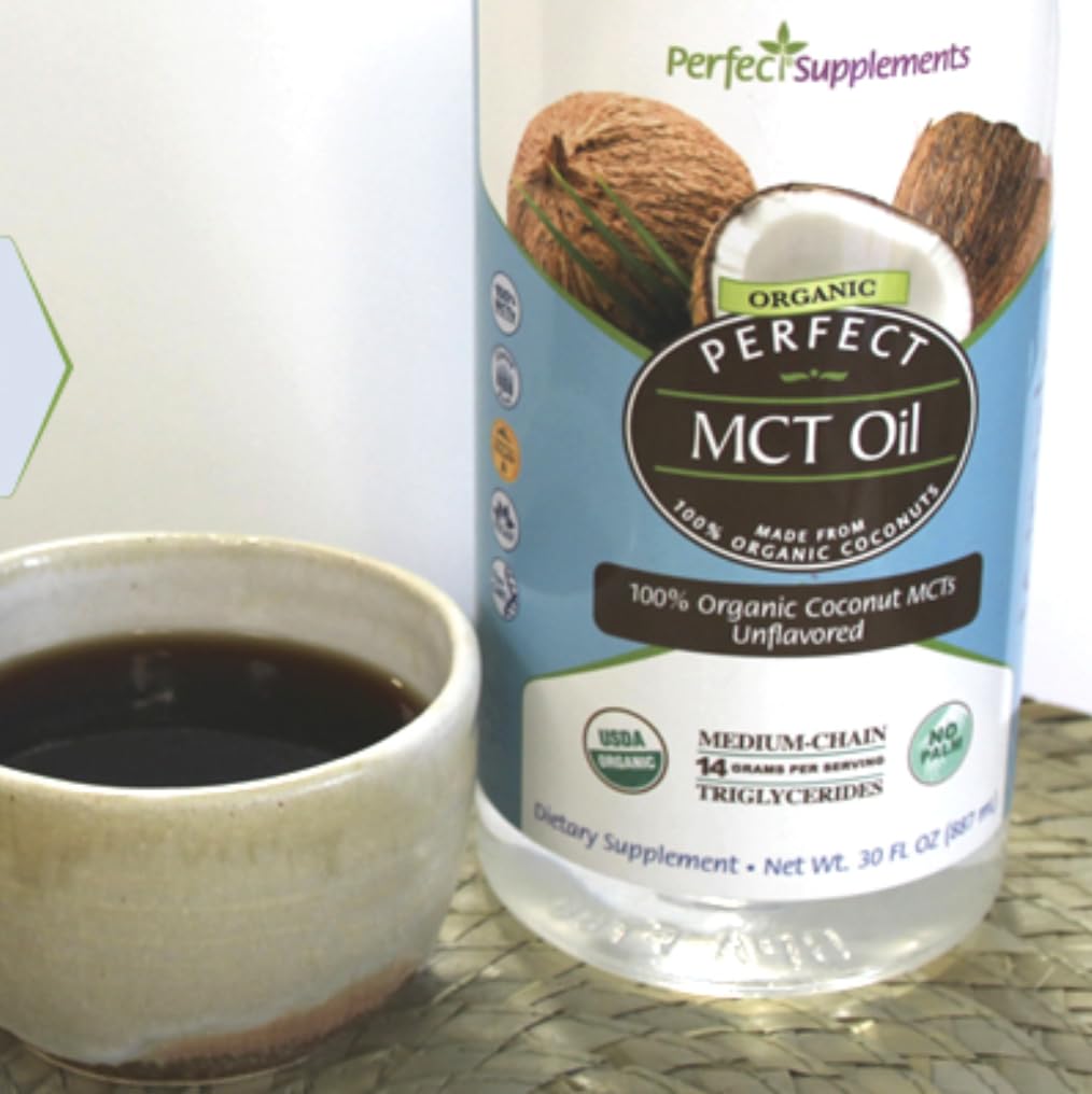 Huile MCT Perfect Supplements 30oz dans un café avec mousse