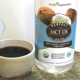 Huile MCT Perfect Supplements 30oz dans un café avec mousse