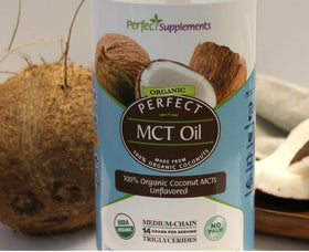 Huile MCT Perfect Supplements 30oz en action dans un smoothie
