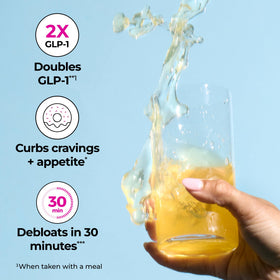 HUM Flatter Me Fiber Poudre Ananas Passion mélange dans un verre d'eau