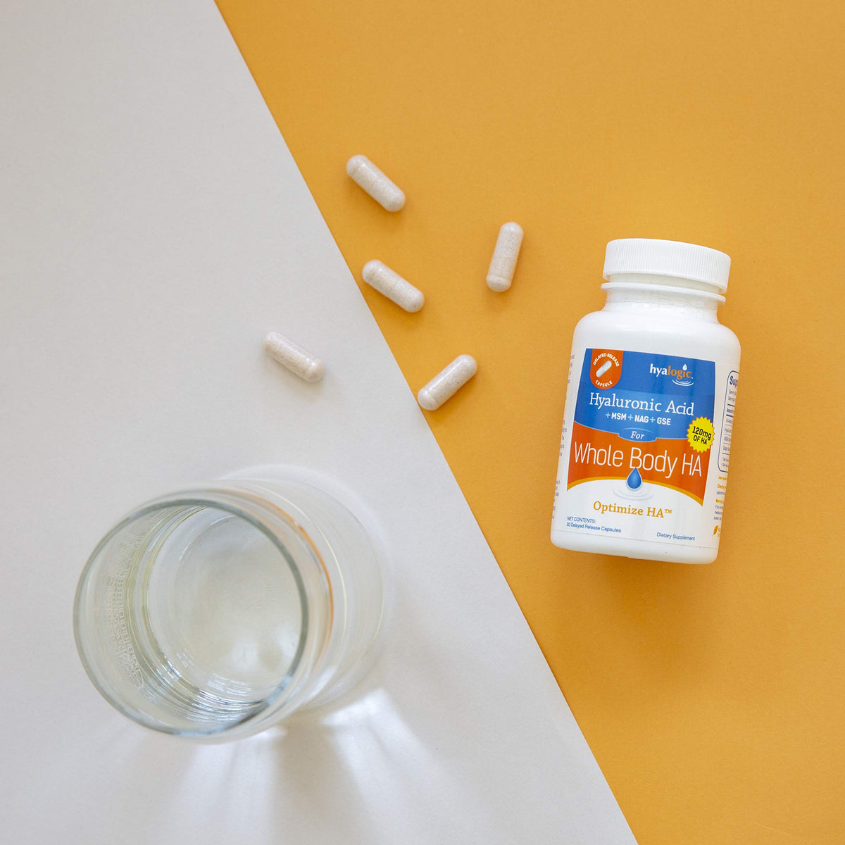 Hyalogic capsules sur une surface en bois