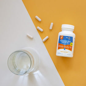 Hyalogic capsules sur une surface en bois