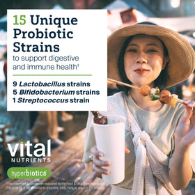 Hyperbiotics Pro-15 perles végétales à côté d'un verre d'eau