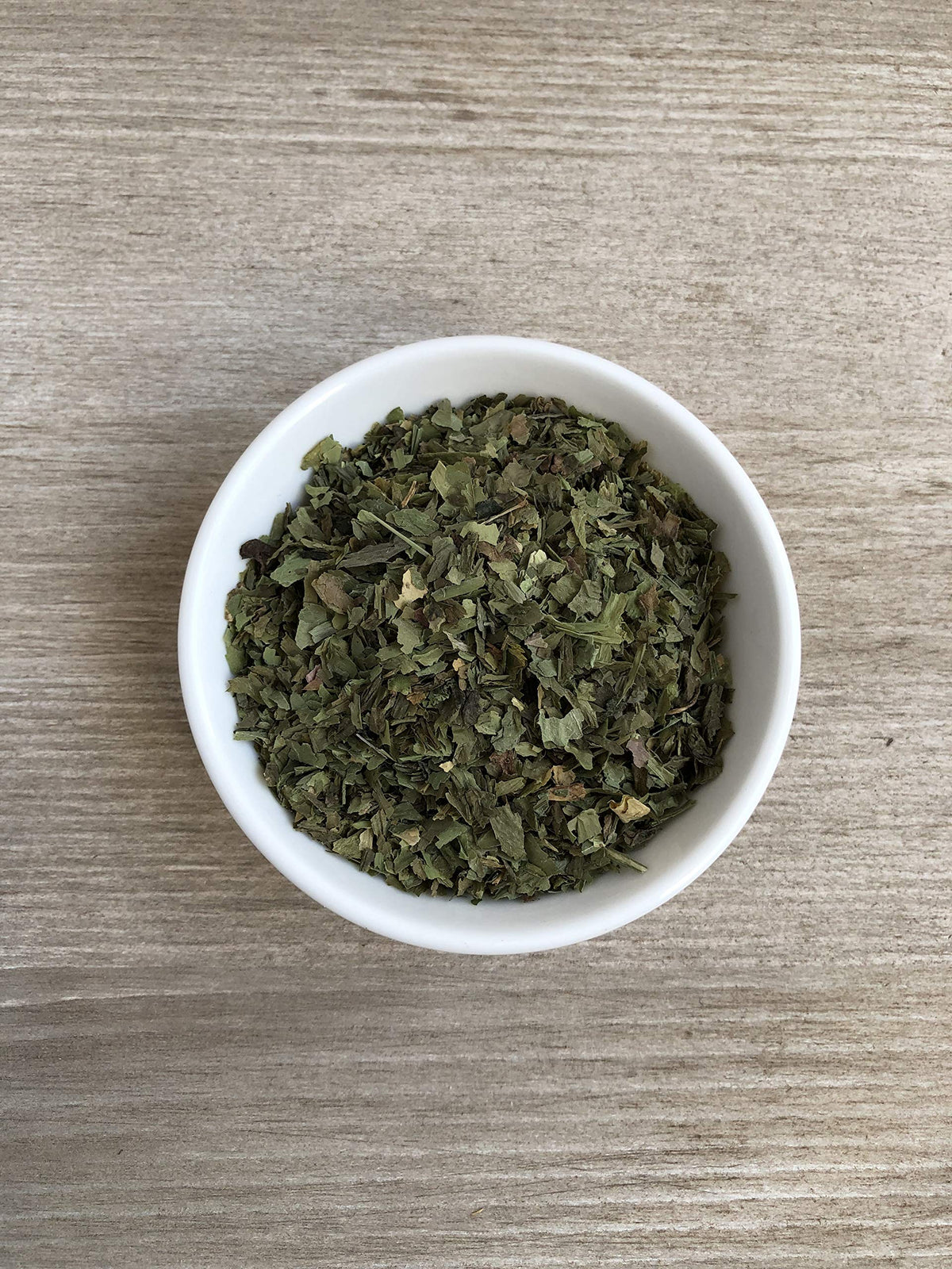 Infusion de feuilles de nettle dans une tasse