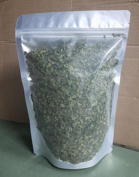 Infusion de Moringa MOMARY NUTRITION dans une tasse