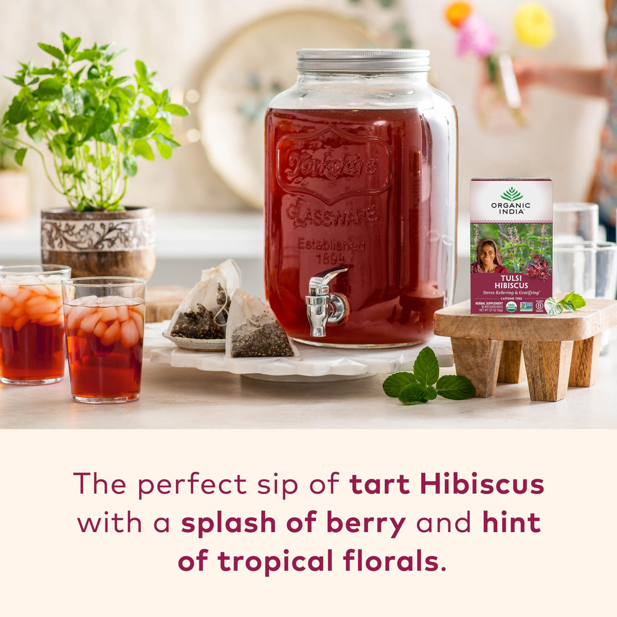 Infusion de thé hibiscus Tulsi ORGANIC INDIA dans une tasse