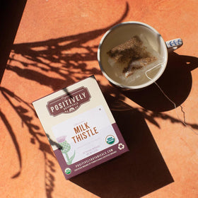Infusion de tisane de chardon-marie dans une tasse