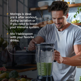 Ingrédients de Poudre de Moringa Bio TRIBE ORGANICS sur une planche
