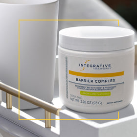 Integrative Therapeutics Barrier Complex 150g mélange à boire dans un bol avec cuillère