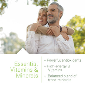Irwin Naturals Multivitamine Quotidienne gélules à côté d'un verre d'eau