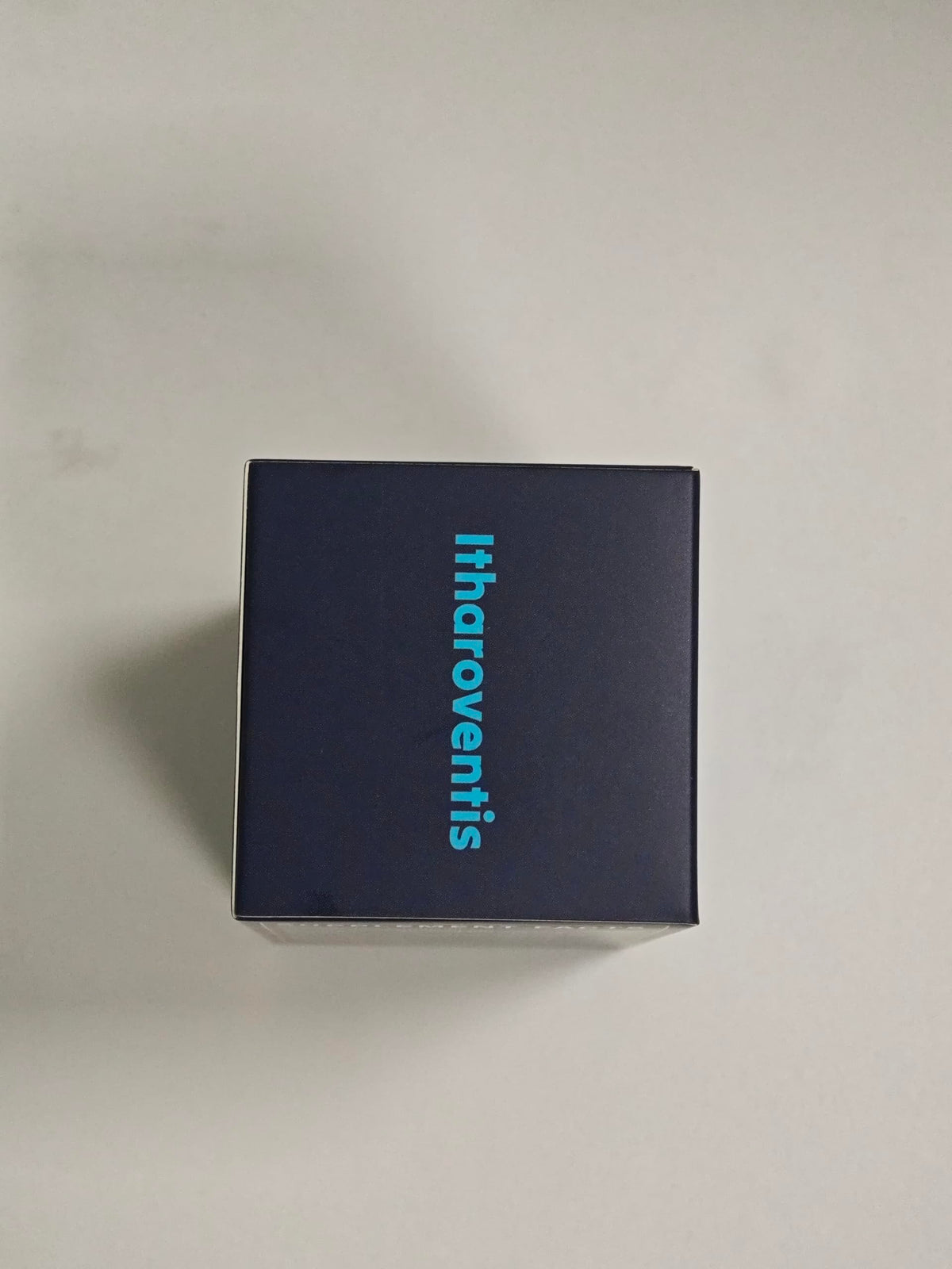 Itharoventis Methylene Blue Capsules sur une surface en bois