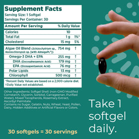 Iwi Omega-3 Essentiel 30 gélules végétales, gélules dans une main