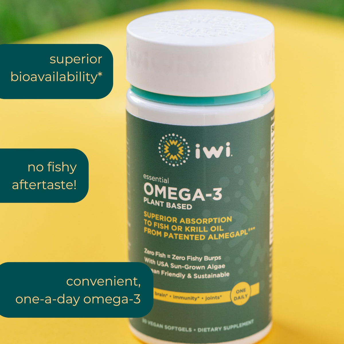 Iwi Omega-3 gélules végétales à côté d'un verre d'eau
