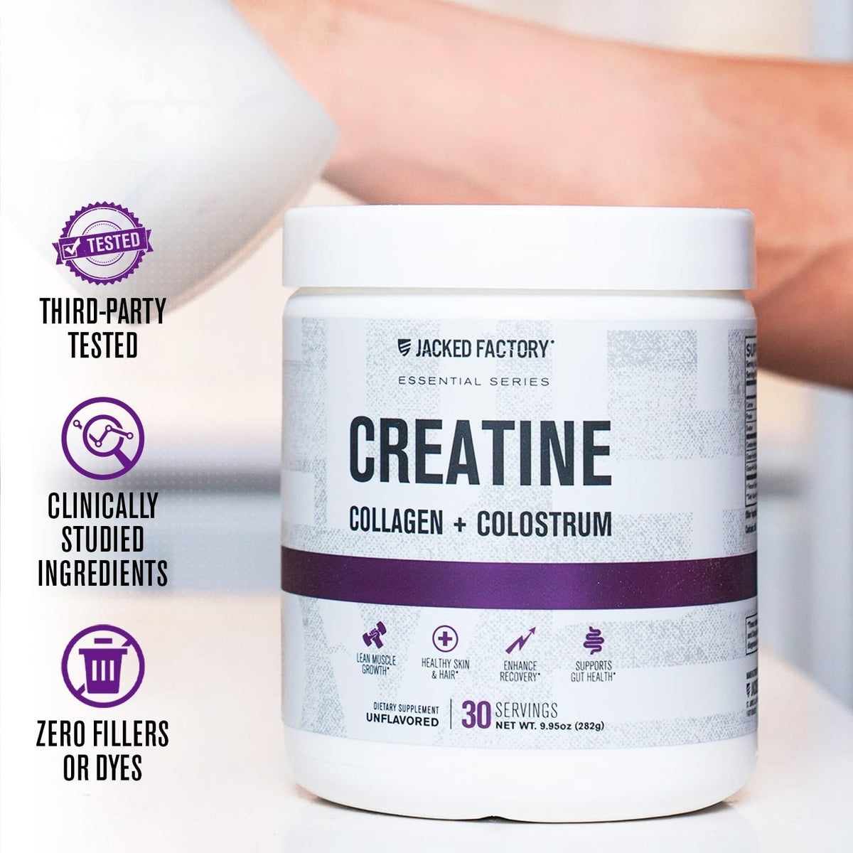 Jacked Factory Créatine pour Femmes, poudre dans une cuillère