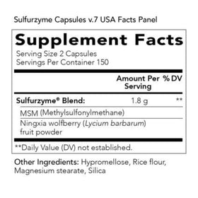 Jeune femme prenant une capsule Young Living Sulfurzyme