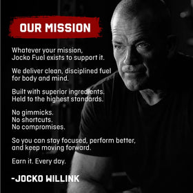 Jocko Fuel Brûleur de Graisse 100g sur une table avec accessoires de fitness