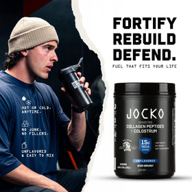 Jocko Fuel Collagen Peptides + Colostrum Poudre 630g avec un verre d'eau