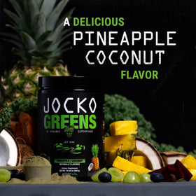 Jocko Fuel Daily Greens Poudre Superaliment Ananas Coco sur une table