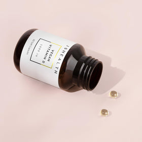 JSHealth Vitamine D3 Vegan 1000UI - comprimés dans une main