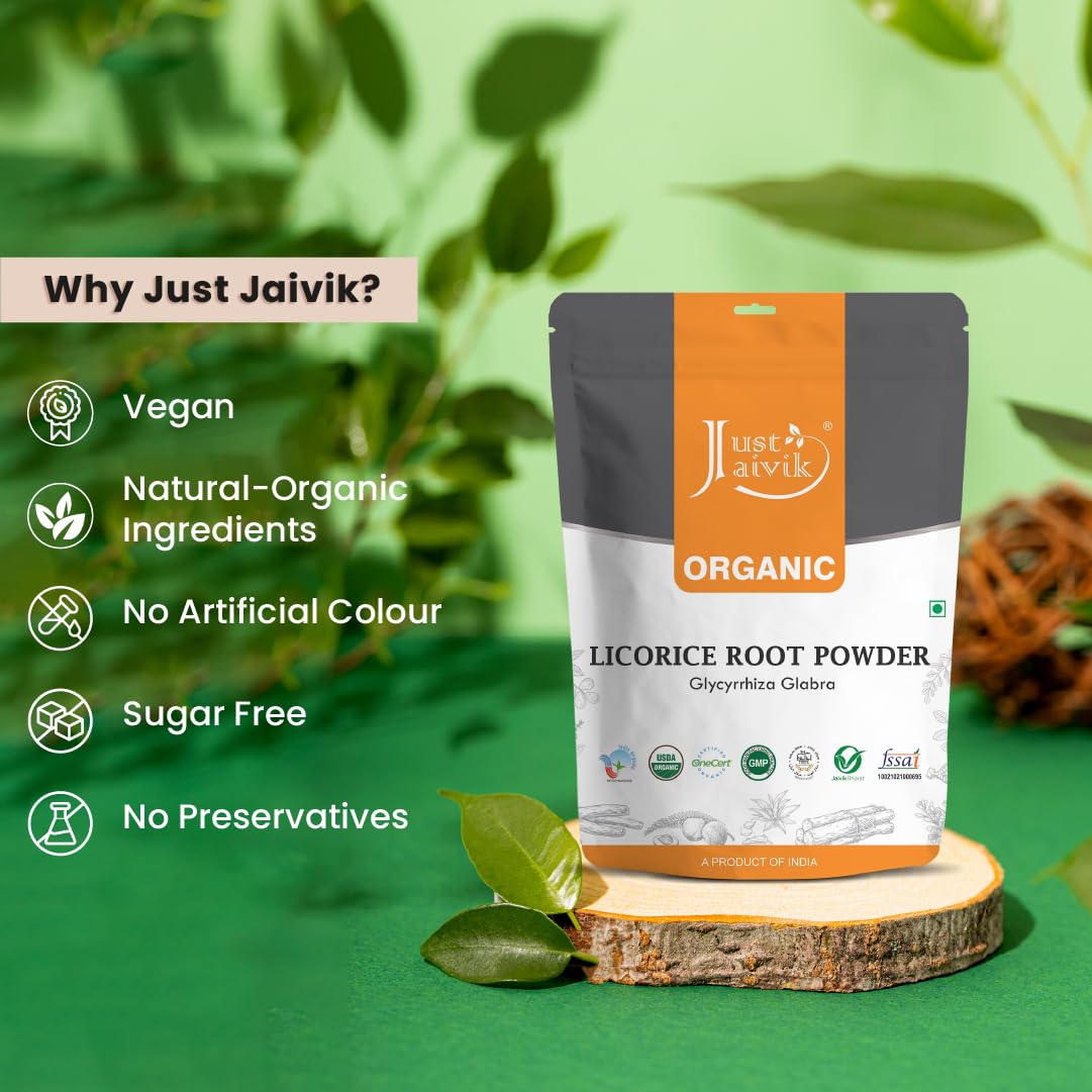 Just Jaivik Poudre de Racine de Réglisse 100% Naturelle, présentation sur une table en bois