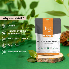 Just Jaivik Poudre de Racine de Réglisse 100% Naturelle, présentation sur une table en bois
