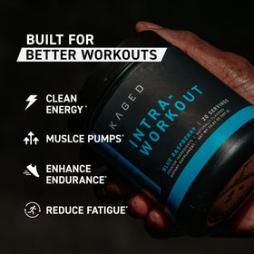Kaged Intra-Workout Powder 381g sur un fond de gym