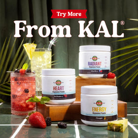KAL Poudre de Magnésium Framboise 340g sur une table avec des fruits