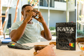 Kava Kava Wakacon sur une table en bois