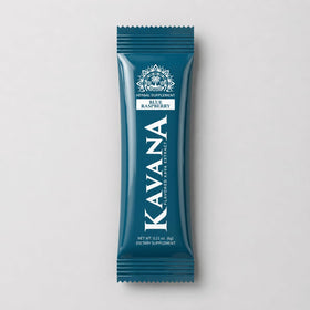 Kavana mélange de kava en sachets présentés sur une surface en bois