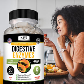 Kaya Naturals Enzymes daily sur une surface blanche