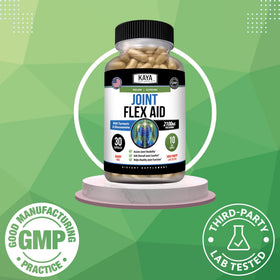 Kaya Naturals Flex Aid en format capsule à côté d'un verre d'eau
