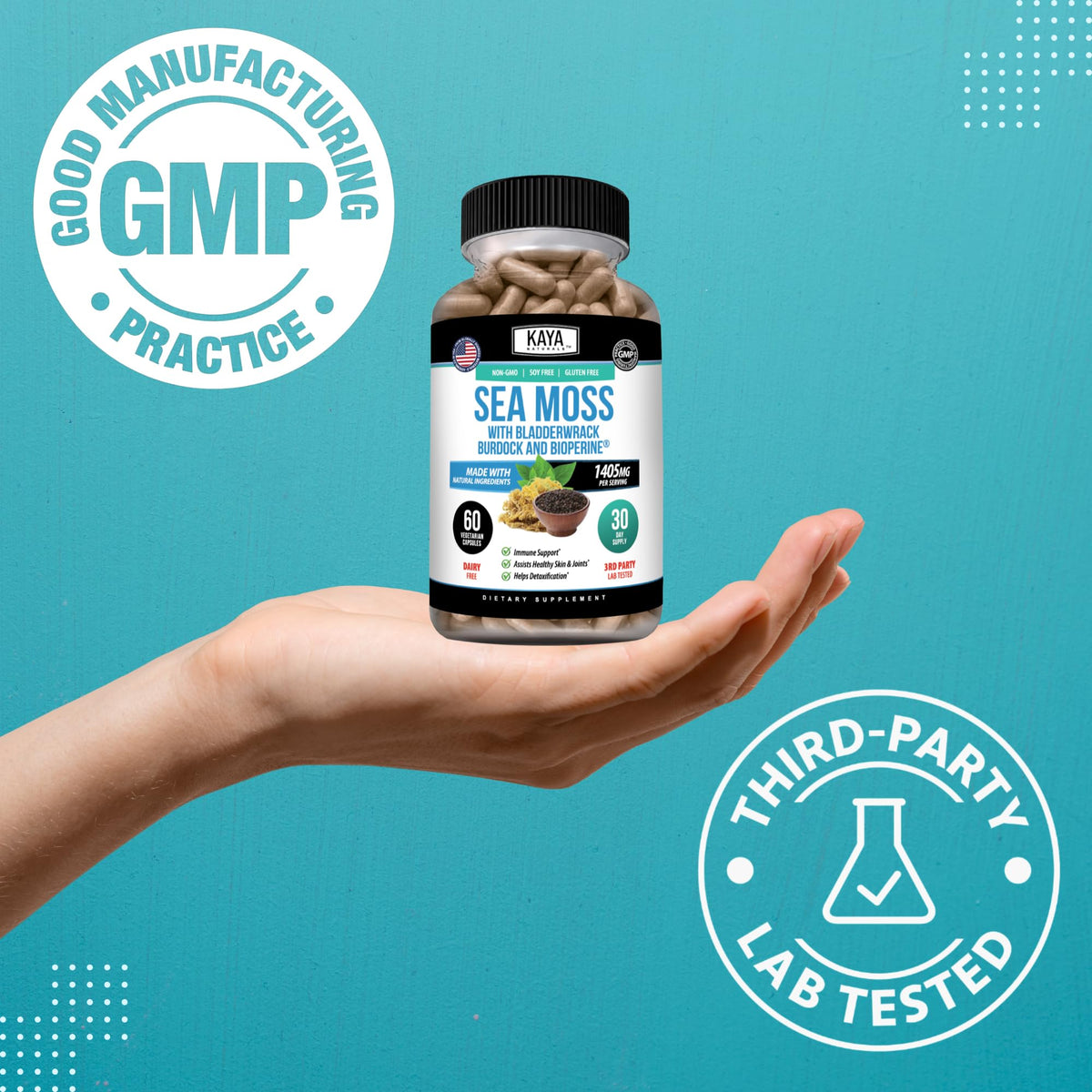 Kaya Naturals Mousse de Mer capsules à côté d'un verre d'eau