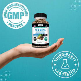 Kaya Naturals Mousse de Mer capsules à côté d'un verre d'eau